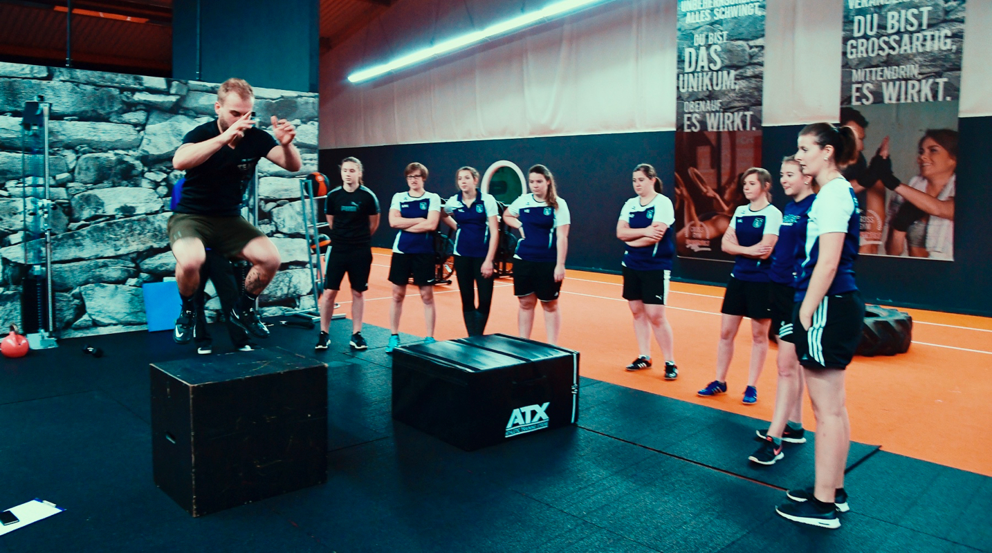 behind:the:scenes:it's:your:stage:start:play:repeat - SV Bavaria Waischenfeld die Frauenfußballmannschaft beim Cross Gym Trainin mit Bastian Lumpp in der Sportwelt Pegnitz